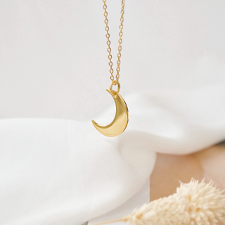 Hilal Necklace with crescent moon pendant in 18k gold-plated stainless steel